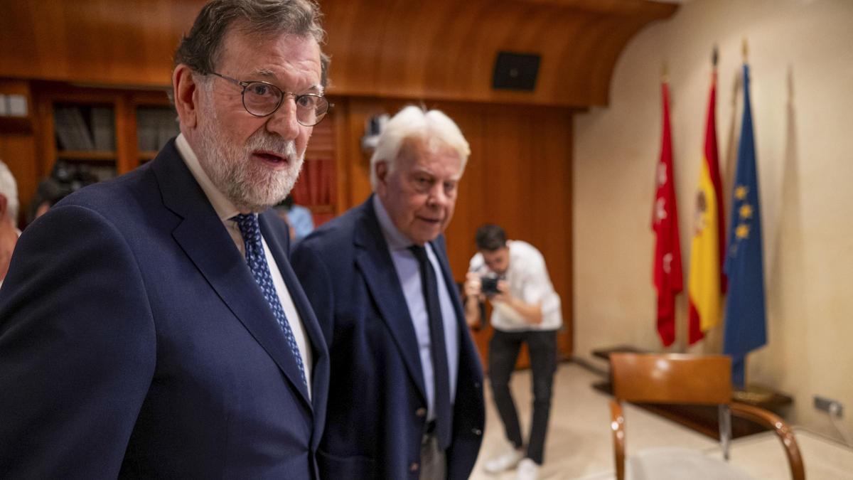 Los expresidentes del Gobierno Mariano Rajoy y Felipe González este martes durante un homenaje a la periodista Victoria Prego.