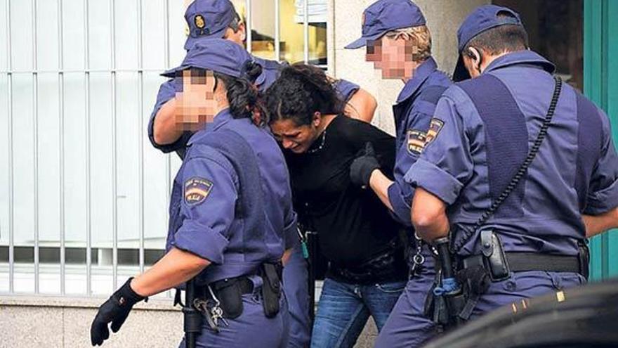 La mujer arrestada por intentar apuñalar a su pareja agrede a un policía y es detenida de nuevo