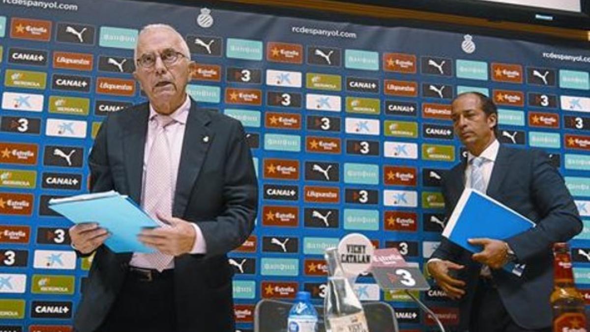 Ramon Condal y el portavoz del club, Rafa Entrena, ayer, en la sala de prensa de Cornellà.