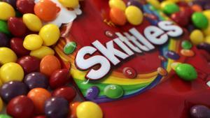 Una bolsa de caramelos Skittles. 