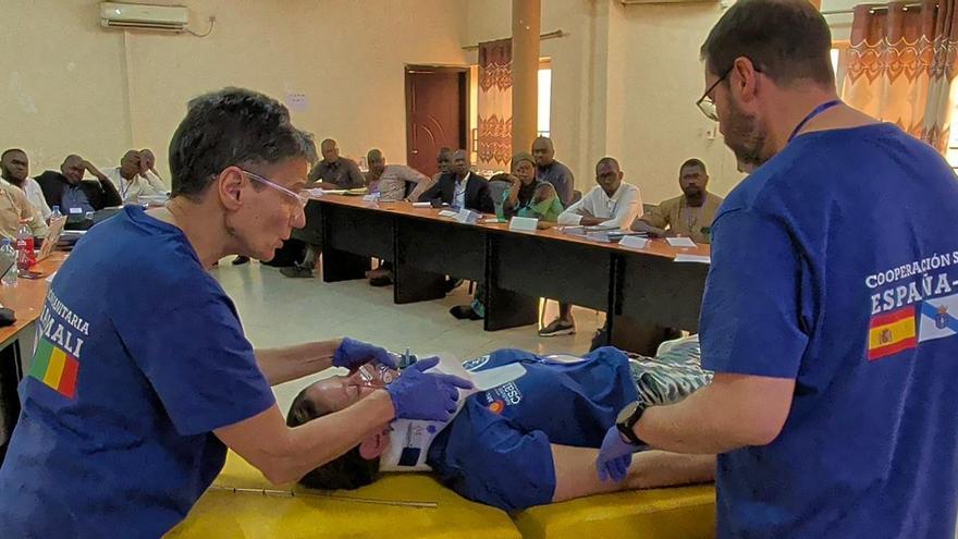 La misión formativa en Mali de la jefa de Neurocirugía de Ourense, que prepara a doctores en el país africano: «Con pocos recursos pueden llegar a salvar a un paciente»