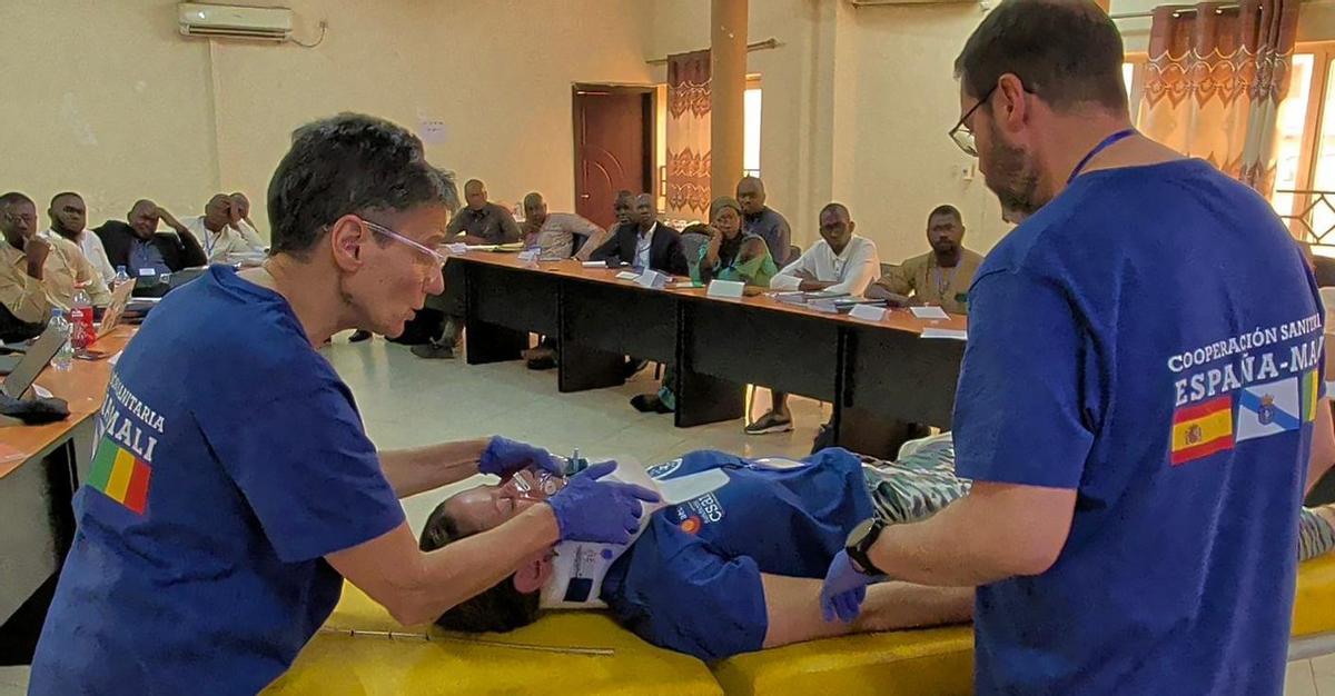 La jefa de neurocirugía en Ourense, Ana Pastor, junto a otros médicos cooperantes de España en Mali. | CEDIDA