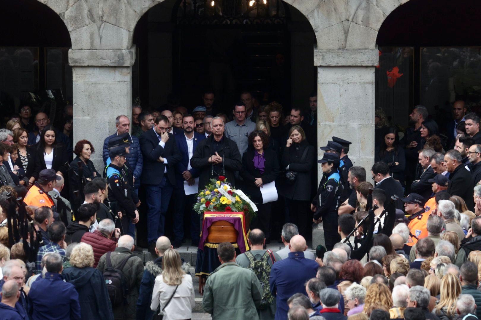 EN IMÁGENES: Mieres se echa a la calle para despedirse de su Alcalde, Aníbal Vázquez