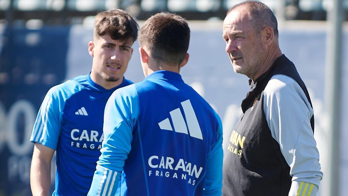 Liso y Lucas Terrer dialogan con Víctor este jueves antes del entrenamiento del Zaragoza.