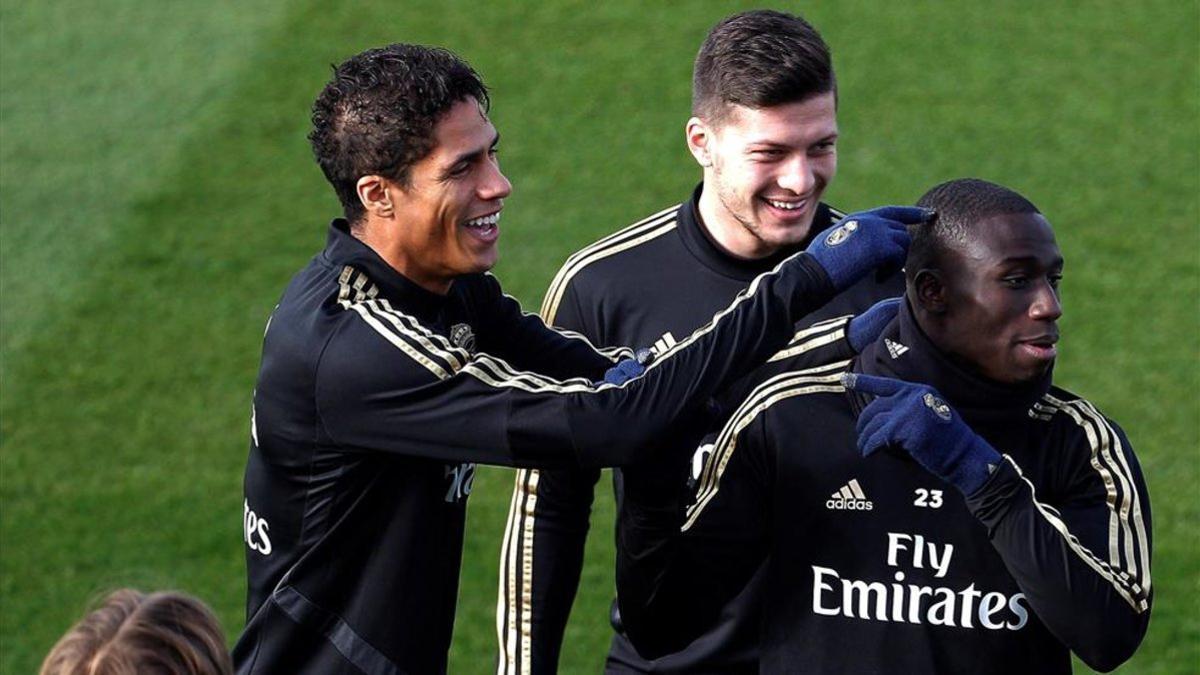 Varane bromea con su compatriota Mendy ante la mirada de Jovic