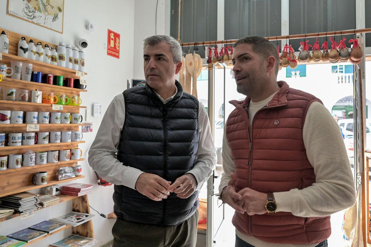El vicepresidente del Gobierno de Canarias y consejero de Economía, Industria, Comercio y Autónomos, Manuel Domínguez, ha visitado este sábado la zona comercial de Tigaday, en el municipio de La Frontera