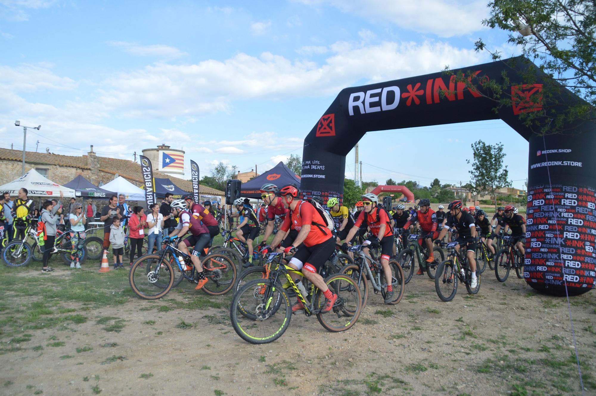 Dos-cents ciclistes estrenen a Llers l'Embruixada de BTT