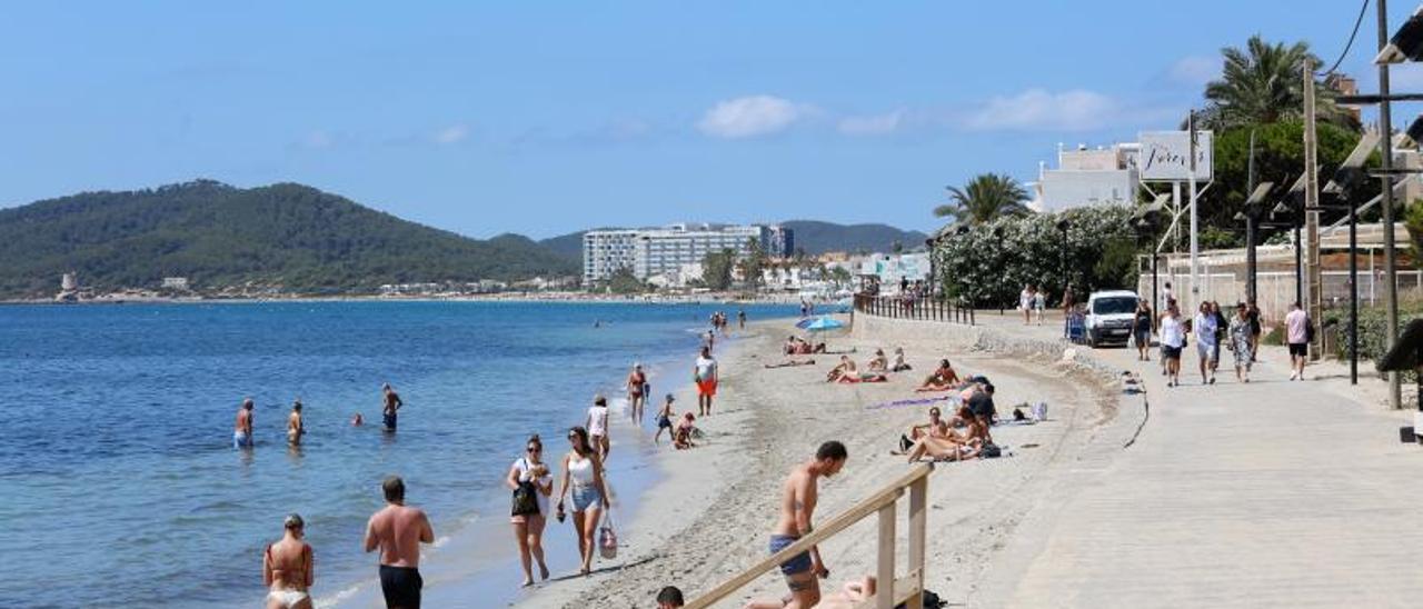 Turistas en Platja d’en Bossa, hace unos días.