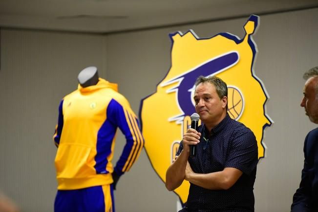 Presentacion de la nueva equipacion del ...