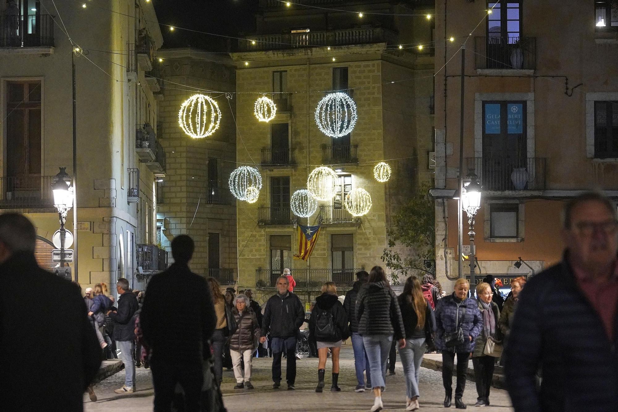 Galeria d'imatges: La tradicional encesa de l’arbre de Nadal de la plaça Catalunya acapara l’expectació de grans i petits