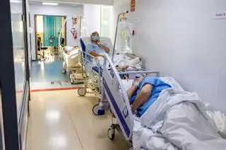 Treinta pacientes esperan en pasillos y boxes durante horas que se quede una cama libre en el Hospital de la Marina Baixa