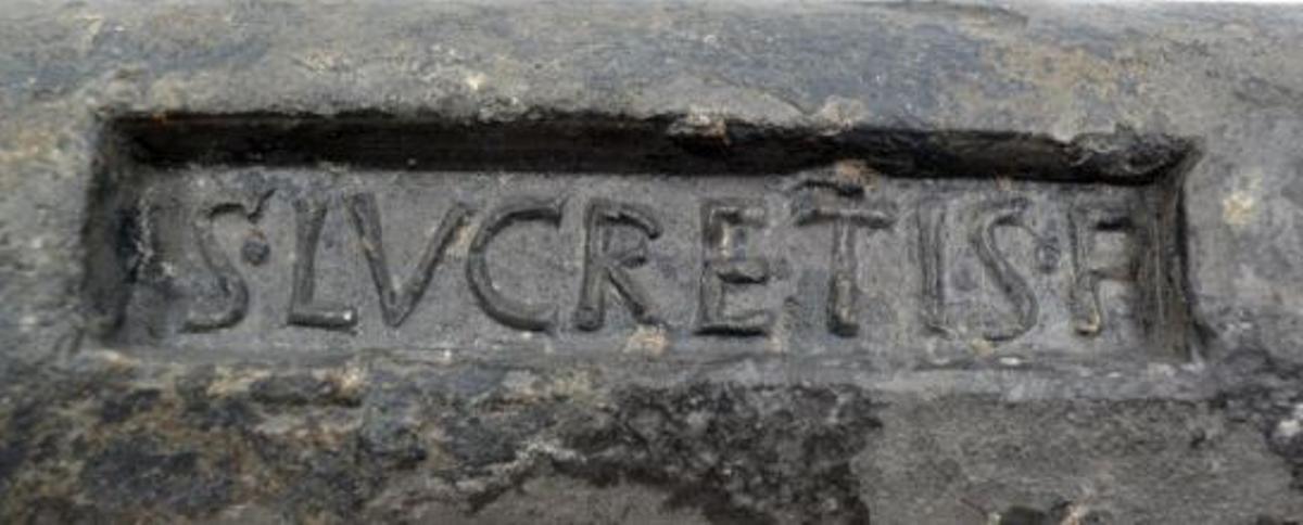 Detalle de la cartela derecha en el lingote de plomo.