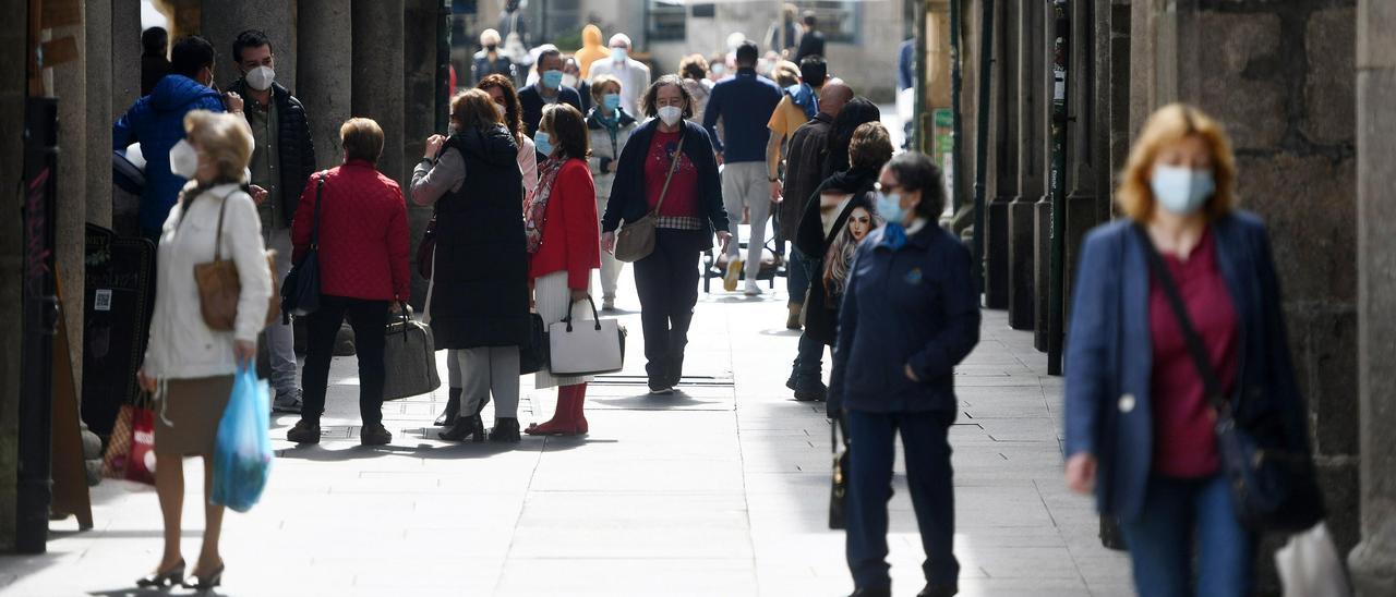 Gente en el centro histórico de Pontevedra.