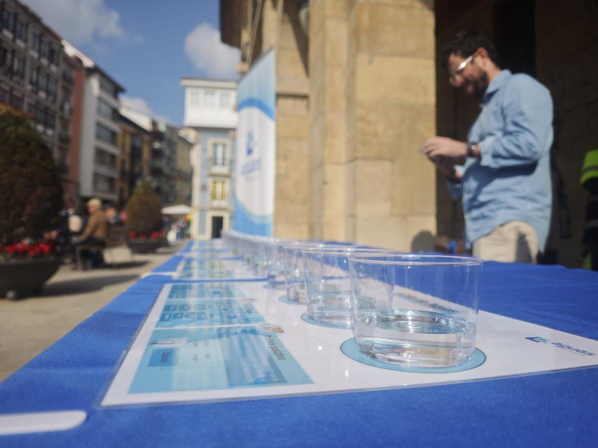 Cata de agua realizada en la plaza de España de Avilés