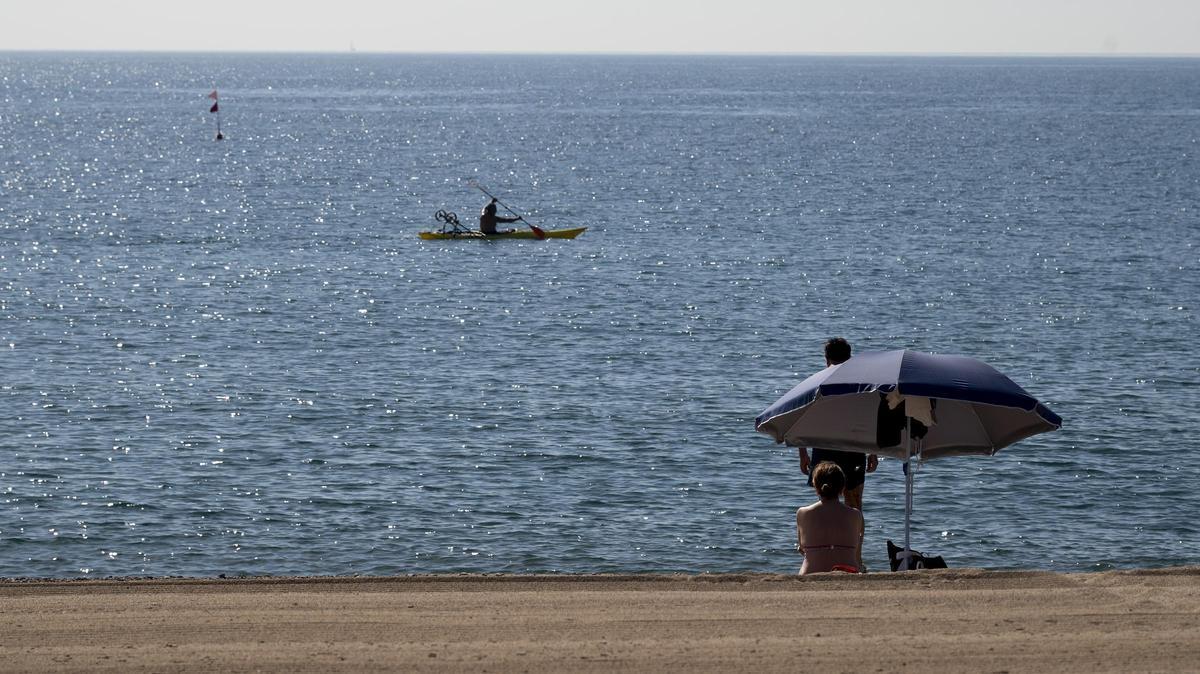 Bañistas en la playa del Litoral de Sant Adrià del Besòs.