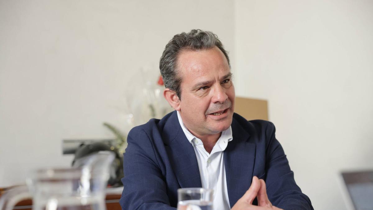 El conseller de Presidencia, Antoni Fuster, durante la entrevista con este diario