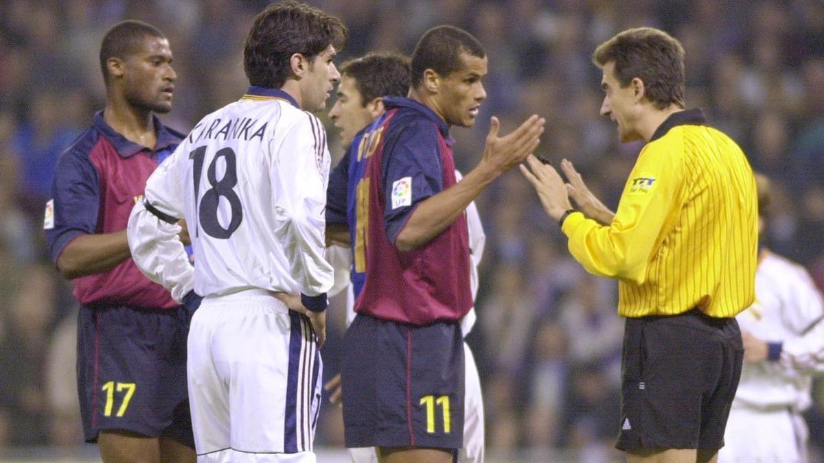 Ansuátegui Roca discute con Rivaldo en el clásico Madrid-Barça jugado en febrero de 2000