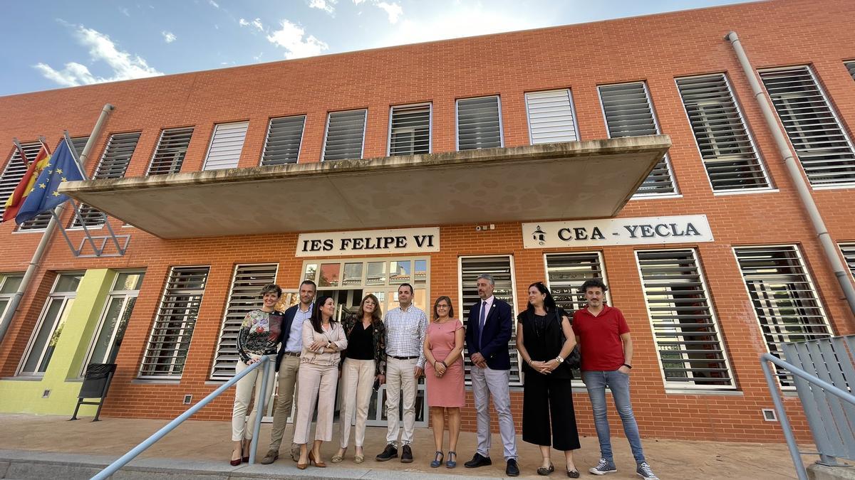 El director del IES Felipe VI de Yecla, Antonio Pérez, quinto por la izquierda.