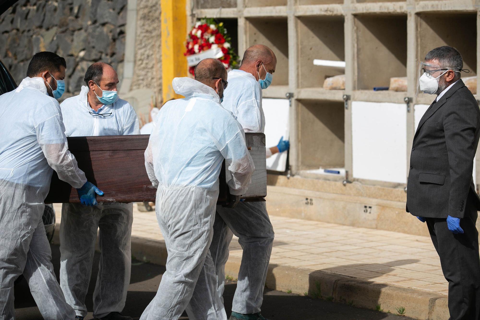 Entierro de 15 cuerpos de migrantes en Santa Lastenia, en Santa Cruz de Tenerife
