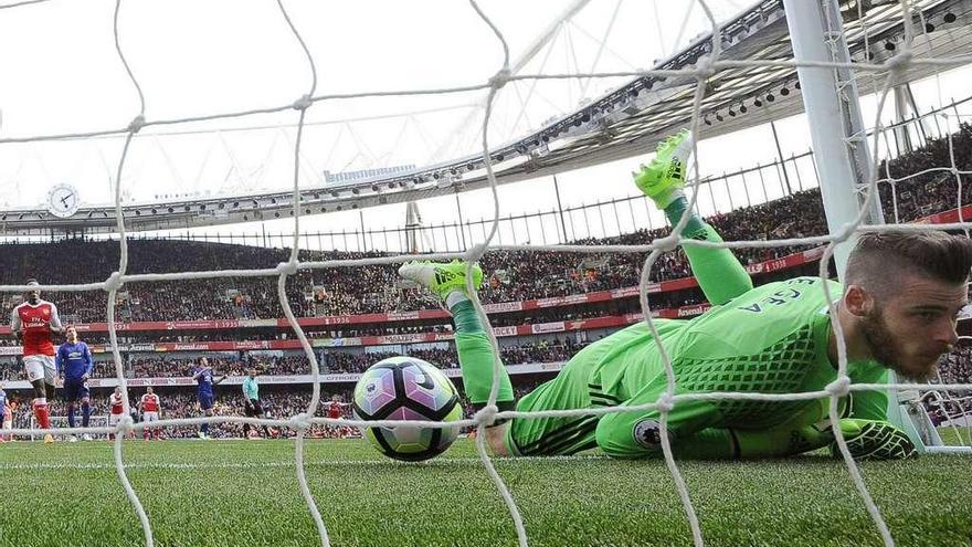 El balón se cuela en la portería de De Gea, que ayer encajó dos goles ante el Arsenal. // Facundo Arrizabagala