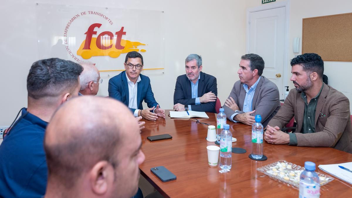El secretario general nacional de Coalición Canaria, Fernando Clavijo, se reunió con representantes de la Federación de Empresarios de Transportes.