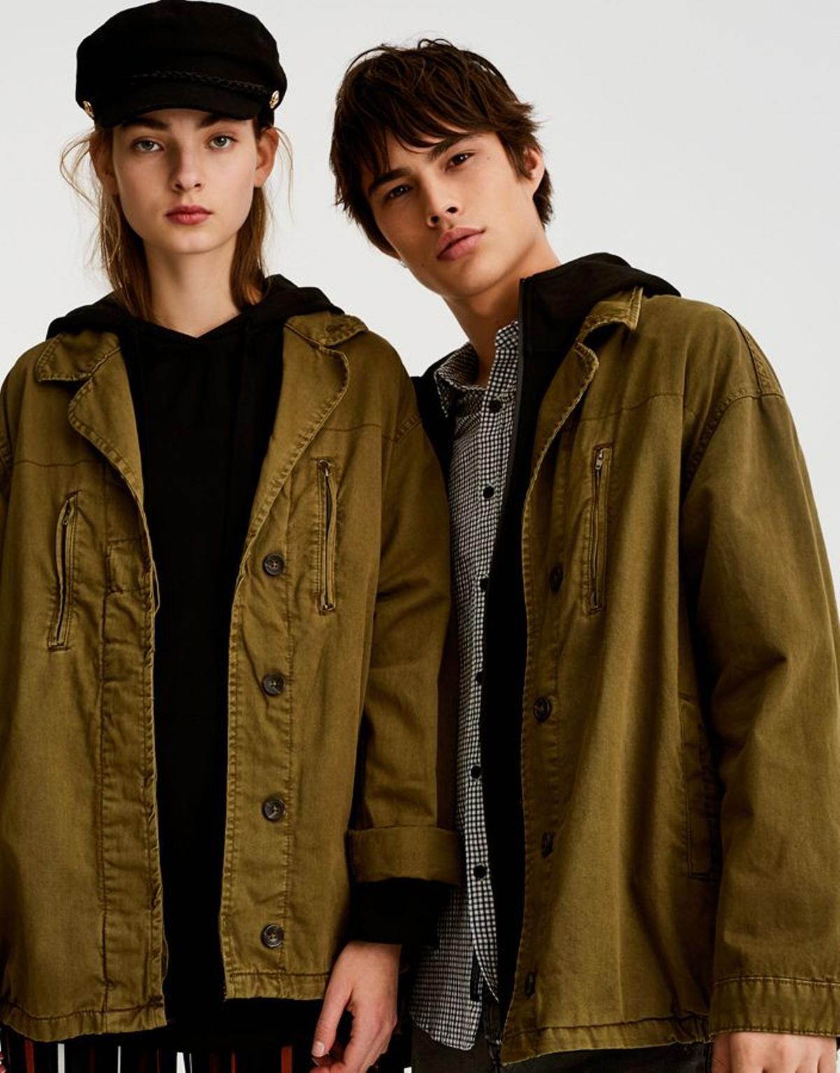 Colección 'unisex' de Pull&amp;Bear: cazadora con rotos