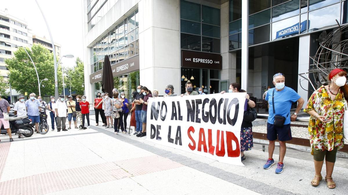 Protesta en contra de la consutrucción del hospital privado de Quirón en Zaragoza.