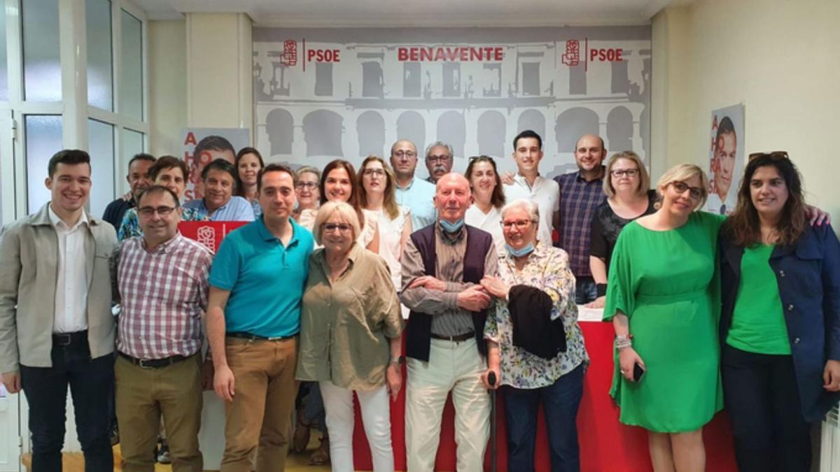 Militantes socialistas tras la celebración de la asamblea en la sede del partido, en Benavente. | E. P.