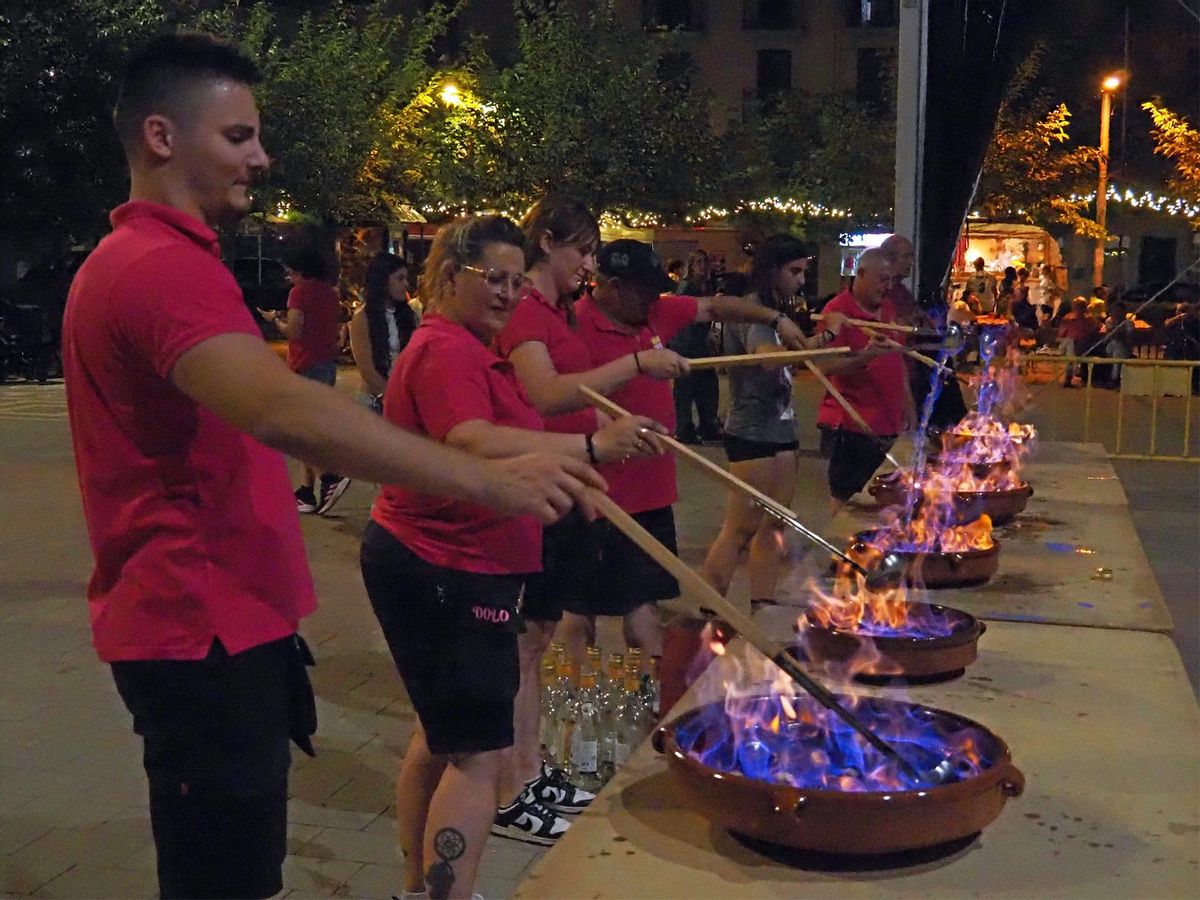 Preparació del rom cremat durant el concert d'havaneres amb Els Pescadors de L'Escala a la plaça de Sant Joan