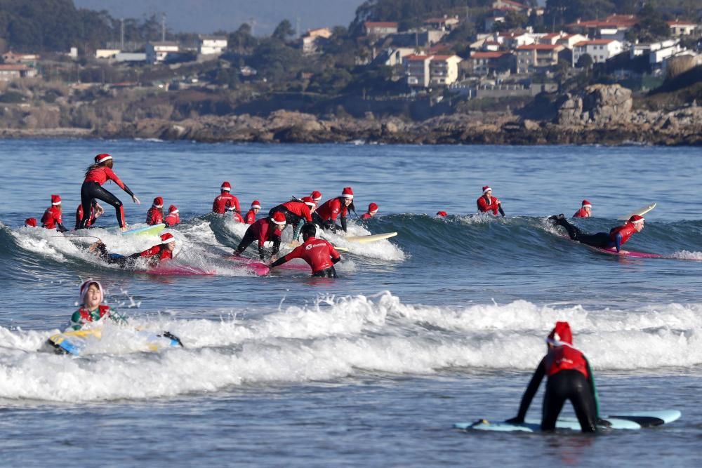 Papá Noel llega a Patos enfundado en neopreno