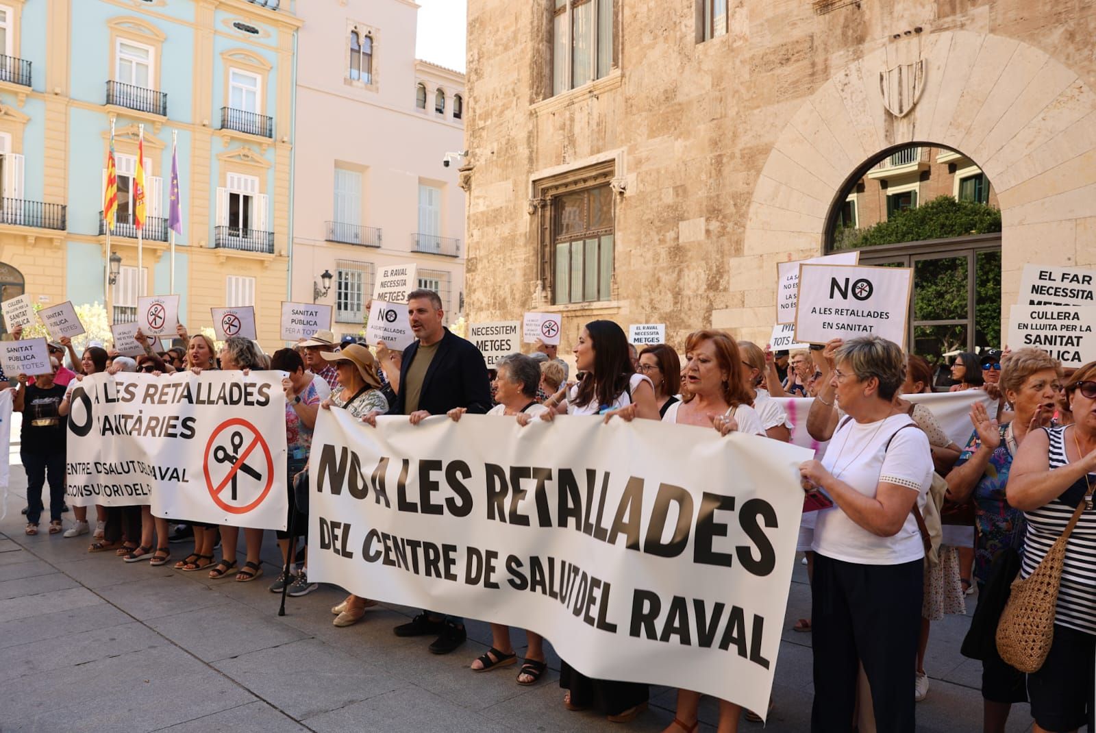 Cullera exige reabrir el consultorio médico del Raval y presentan 1.400 firmas a Mazón