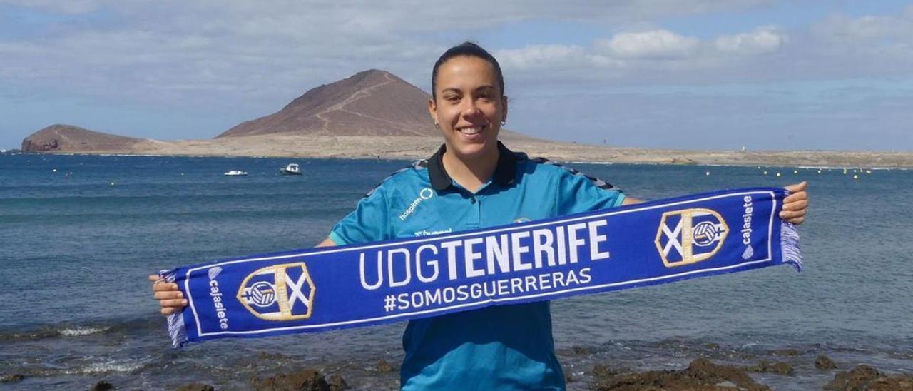 Laura Ortega posa sonriente con la bufanda de la UDG Tenerife en el sur de la Isla. | | UDGT