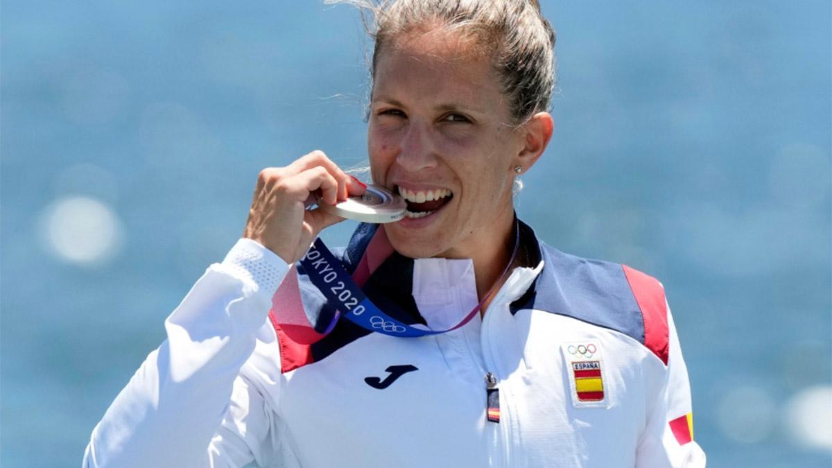 Portela posando con su medalla de plata en Tokio 2020