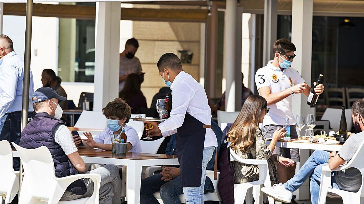 Clientes en la terraza de un bar. |   // E. P