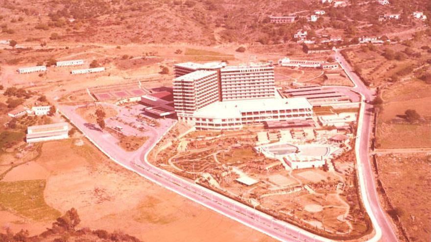 Imagen del hotel Don Miguel, construido en 1975 por el arquitecto malagueño José María Santos Rein.