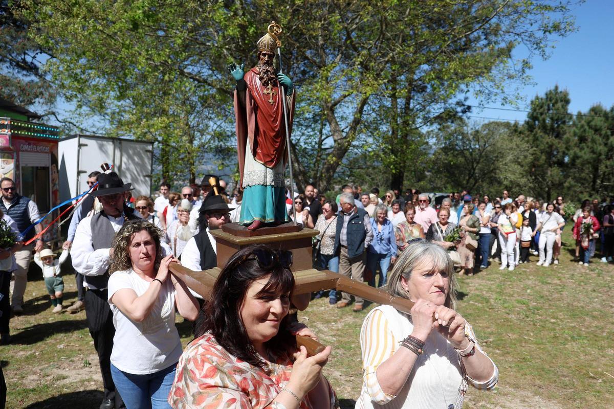 La procesión con San Cibrán, este lunes en Tomeza.