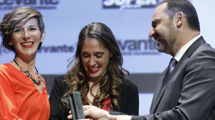 Paula Lorente y Patricia López, responsables  del proyecto «Juntas es mejor», reciben el galardón que les entrega José Luis Ábalos.