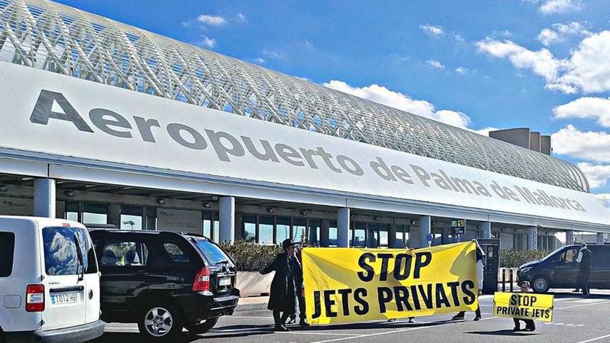 Demonstration gegen Privatjets vor dem Flughafen Mallorca.
