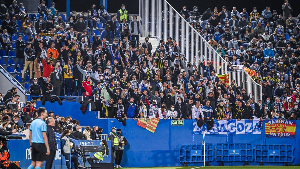 Aficionados zaragocistas, durante la protesta a la directiva en el minuto 32 del partido disputado en Leganés.