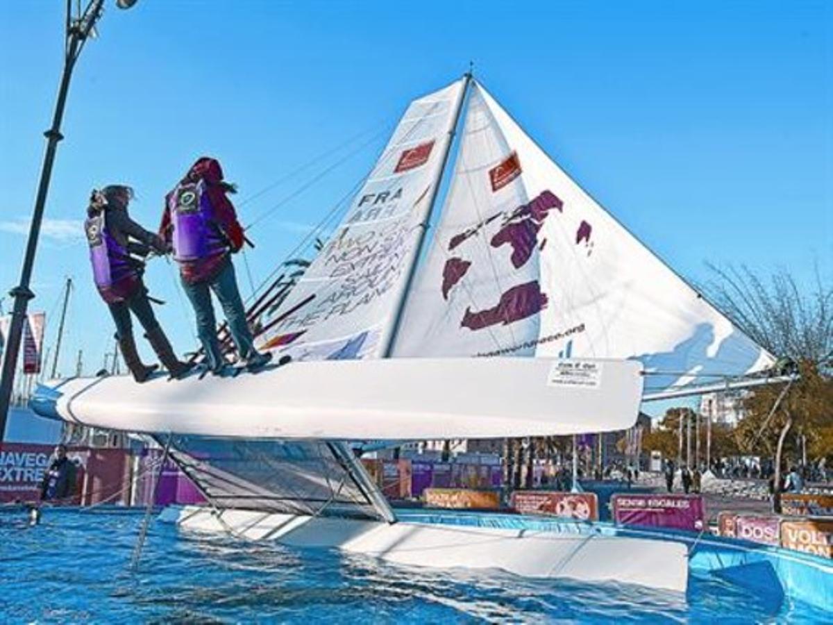 Una piscina exterior convida a experimentar les sensacions de pujar a un catamarà.