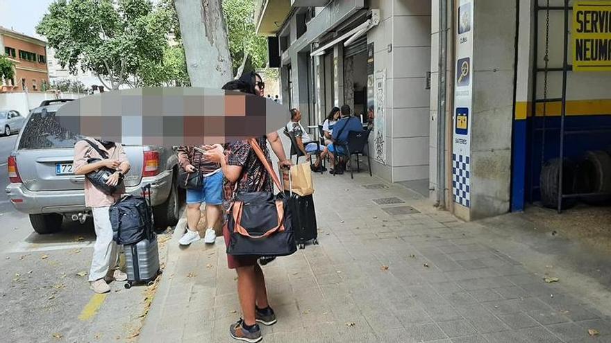 Turistas esperan un Uber a la salida del falso hotel de Gaspar Bennazar.