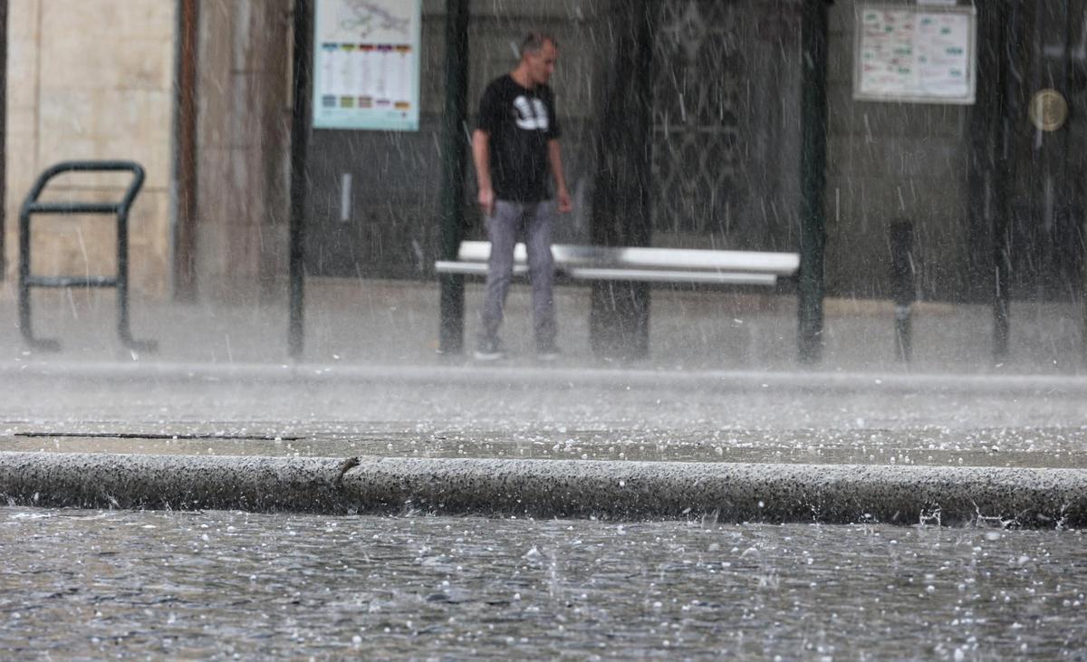 Un momento de la tormenta que cayó en Alcoy el pasado martes 13 de agosto, y que refrescó ligeramente el ambiente estival.