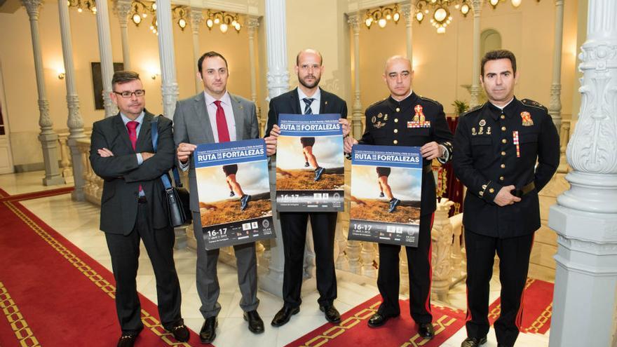 García (2ºi), director del congreso, el edil Ortega y Rafael Roldán (2ºd), dtor coronel de Escuela de Infantería de Marina General Albacete Fuster.