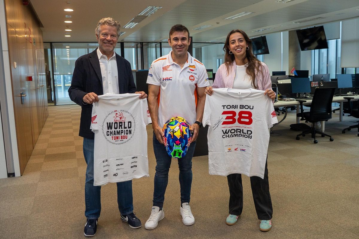 Toni Bou, con el director de SPORT Joan Vehils y la subdirectora Iulene Servent, durante su visita a la redacción de SPORT