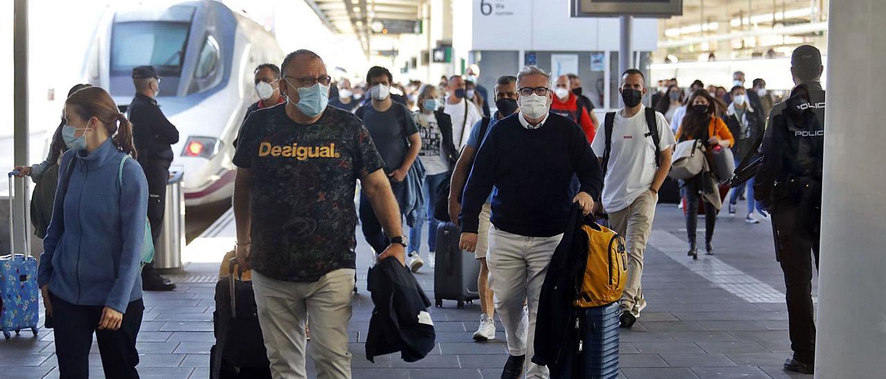 Viajeros de uno de los AVE procedentes de Madrid, tras desembarcar en la estación Joaquín Sorolla de València, el viernes.  | M.Á. MONTESINOS