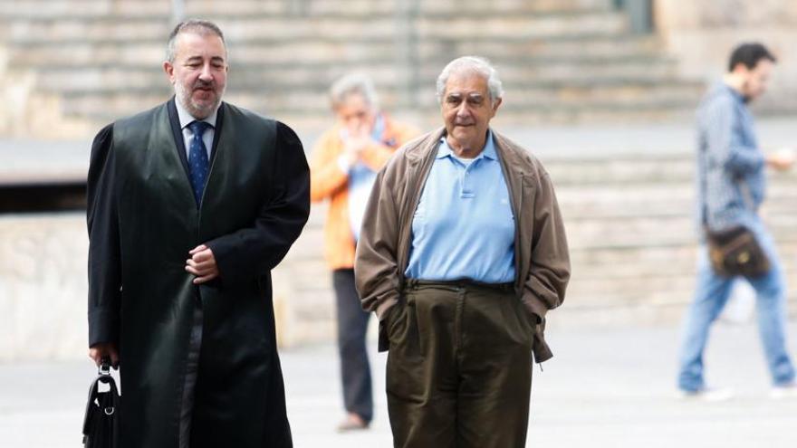 José Luis Iglesias Riopedre, a la derecha, acompañado de su abogado, en una de las jornadas del juicio.