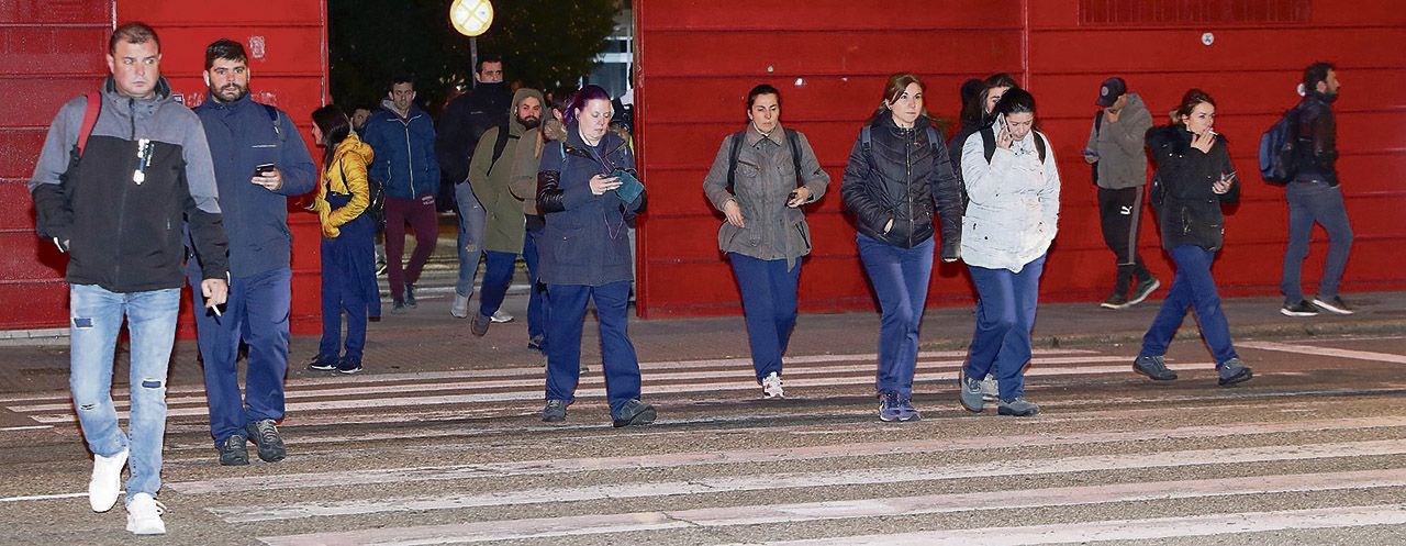 17-marzo-Los trabajadores del turno de tarde saliendo ayer de la planta de Balaídos.jpg