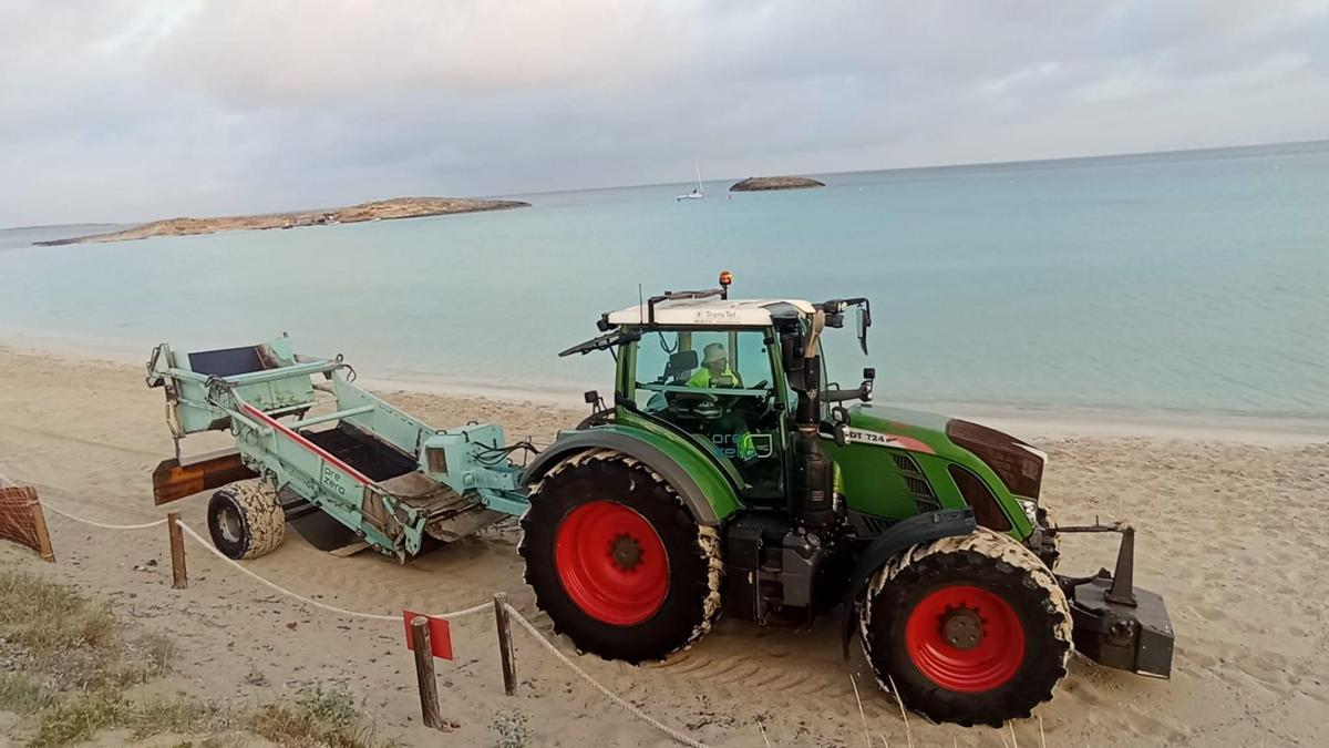 Un tractor de la empresa de limpieza Prezero trabajando en una playa de Formentera