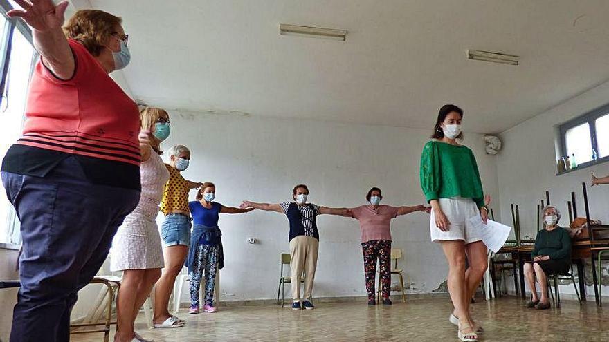 Asistentes al taller de relajación, ayer, en Obona, realizando una actividad, con Marta de la Fuente en el centro.