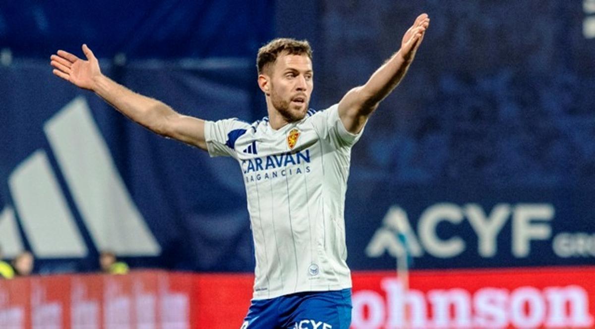 Calero protesta una jugada en el Real Zaragoza en un partido ante el Cádiz.